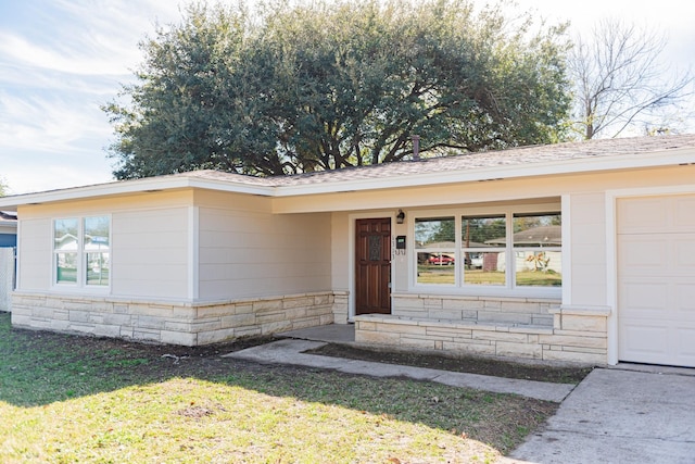 view of front facade featuring a front lawn and a garage