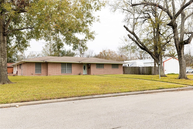 ranch-style home featuring a front lawn