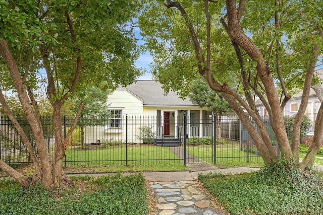 view of front facade featuring a front lawn