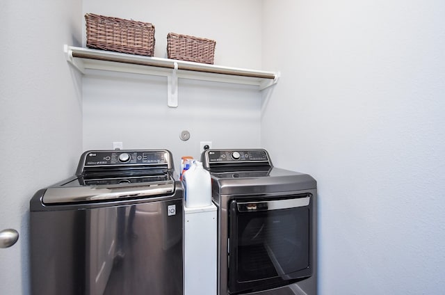 washroom featuring washing machine and clothes dryer