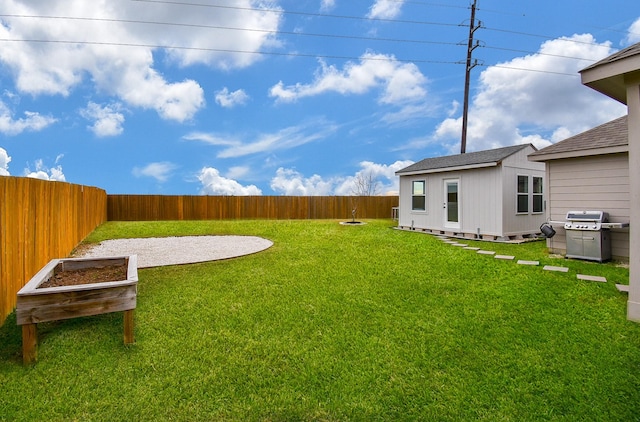 view of yard featuring an outdoor structure