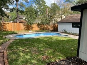 view of swimming pool featuring a lawn