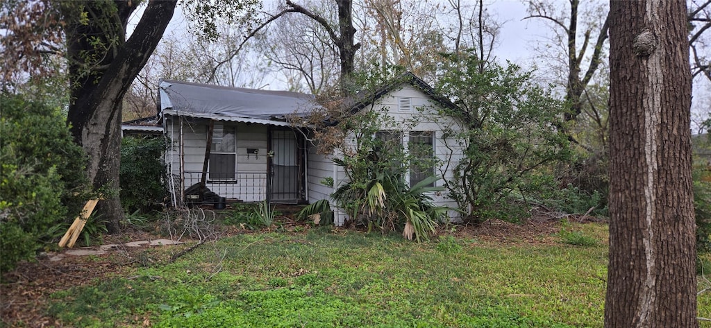 view of front of home featuring a front lawn