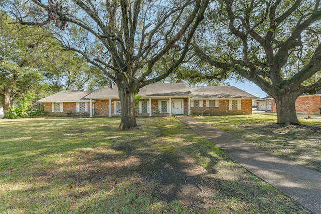 single story home featuring a front lawn