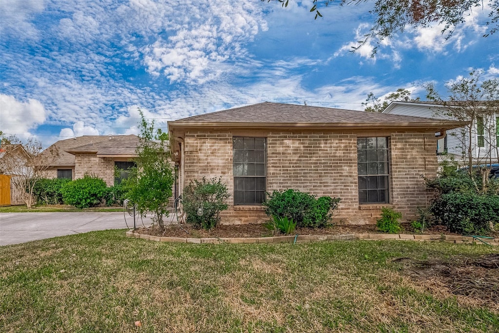 view of front of home with a front lawn