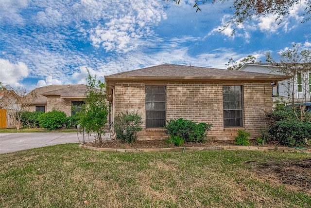 view of front of home with a front lawn