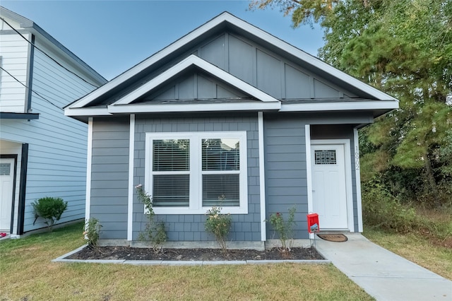 view of front of home featuring a front yard