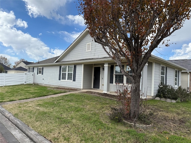 view of front of home featuring a front lawn