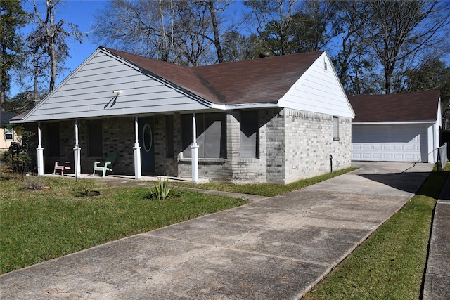 view of front facade featuring a front yard, a garage, and a porch