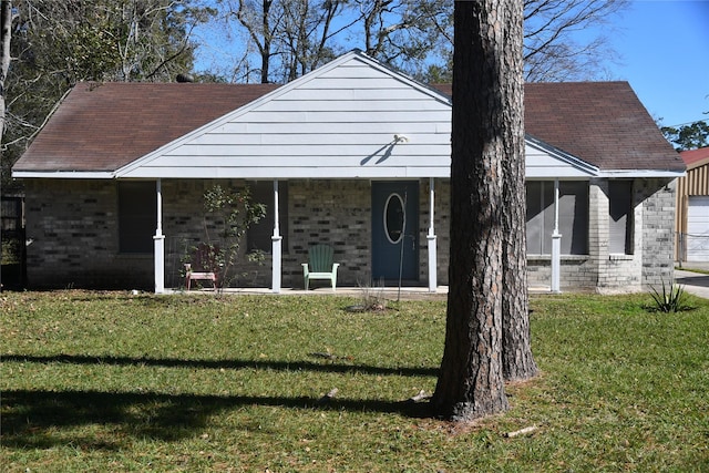 view of front of house featuring a front lawn