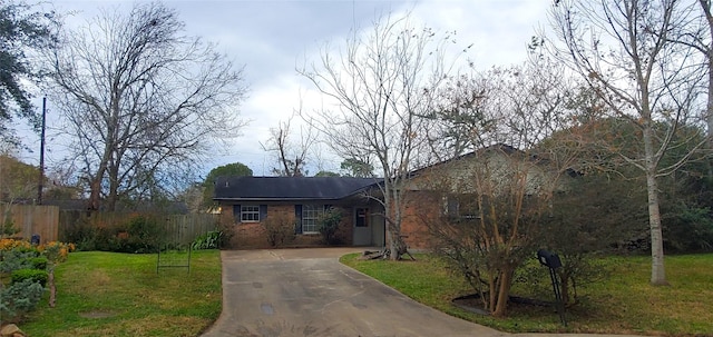 single story home featuring a front yard