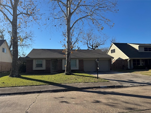 view of front of property featuring a front yard and a garage