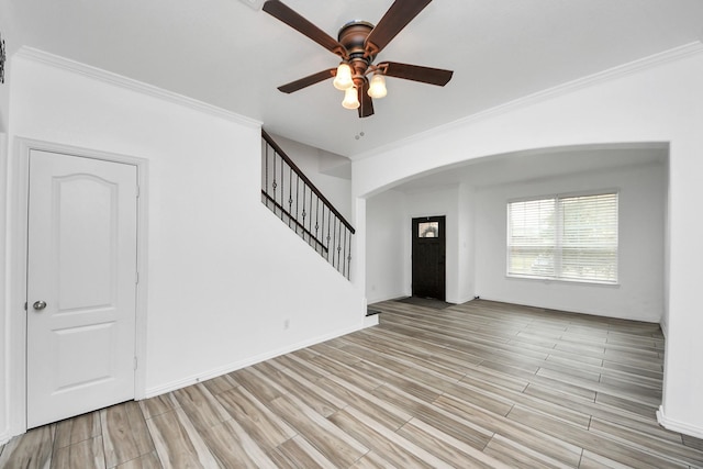 foyer entrance featuring crown molding and ceiling fan