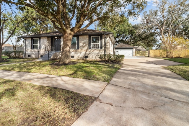 view of front of property featuring a front yard, an outdoor structure, and a garage