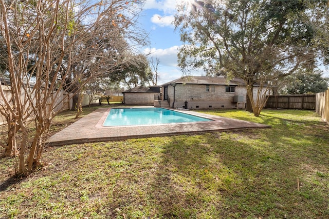 view of pool featuring a yard