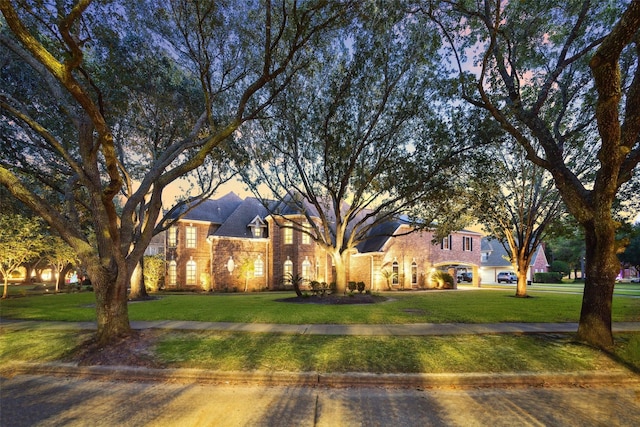 view of front of property featuring a lawn