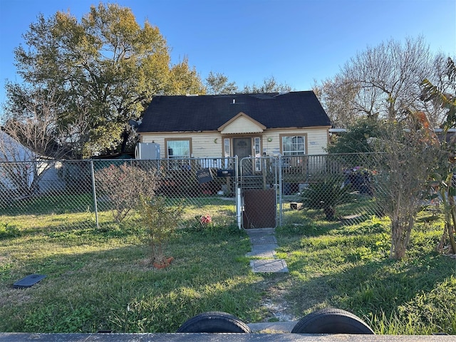 view of front of house featuring a front lawn