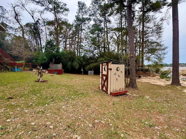 view of yard featuring a shed