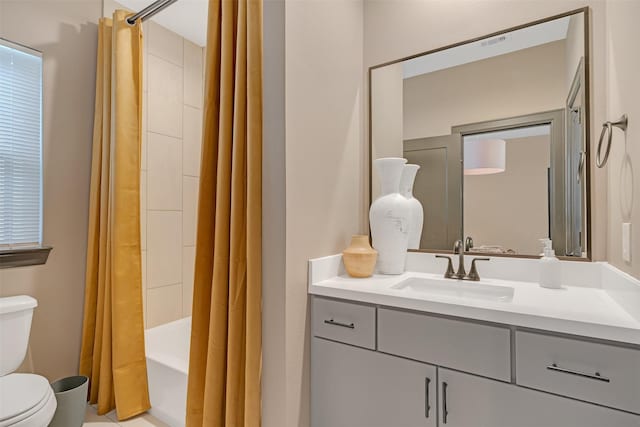 full bathroom with toilet, vanity, and shower / bath combo