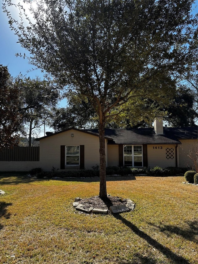 ranch-style home with a front yard