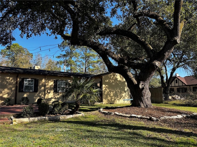 view of front of property featuring a front yard