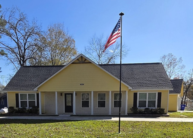 view of front of house with a front lawn