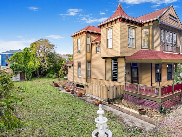 view of front of property featuring a front yard and a porch