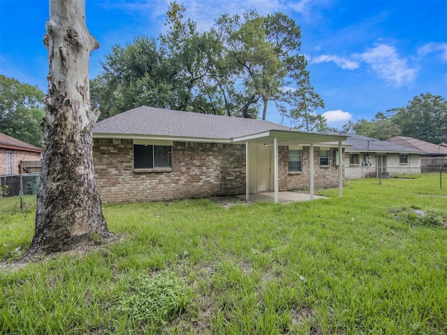 ranch-style house featuring a front lawn