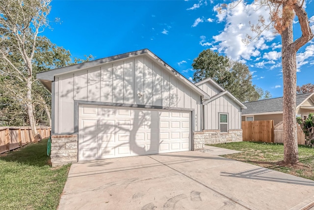 view of front of home featuring a garage and a front yard