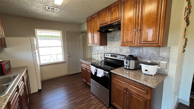 kitchen featuring backsplash, dark hardwood / wood-style floors, electric stove, a textured ceiling, and sink