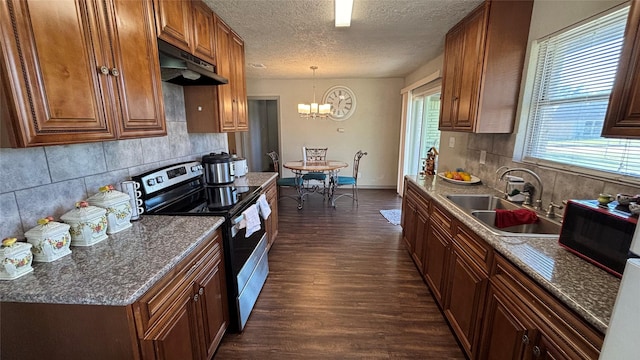 kitchen featuring electric range, a notable chandelier, decorative light fixtures, dark hardwood / wood-style flooring, and sink