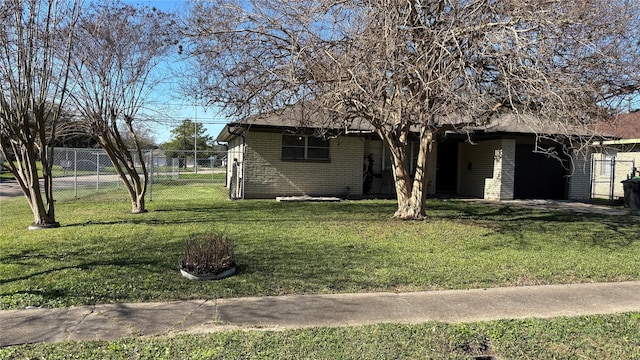 view of front facade with a front yard