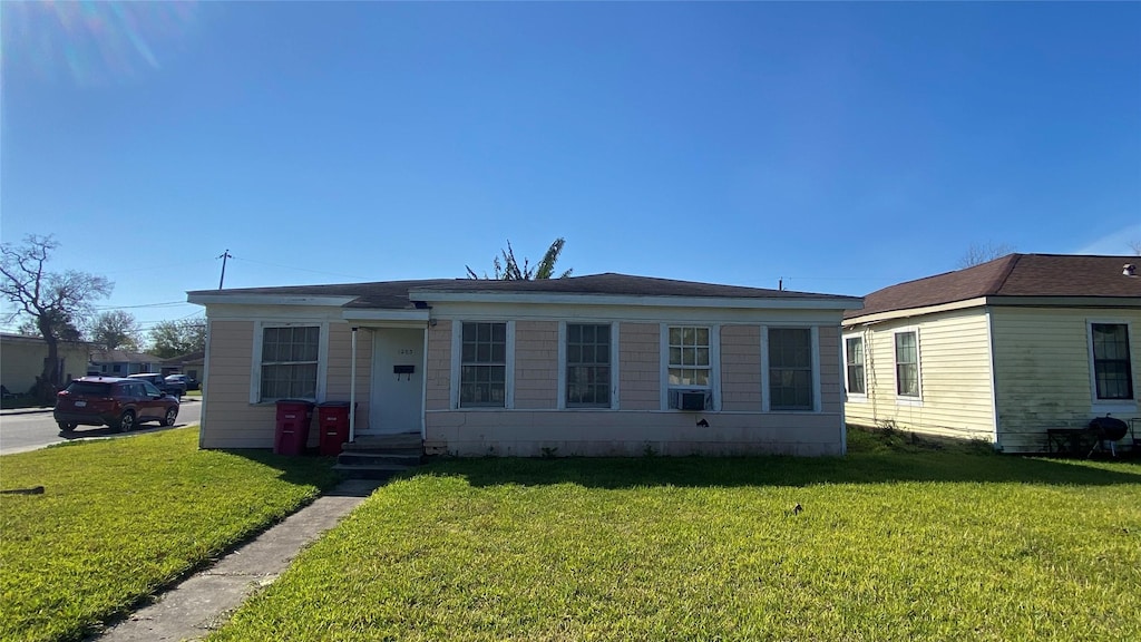 view of front of home featuring a front yard