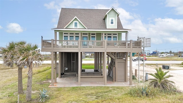 view of front of house with a front lawn, a patio, and a porch