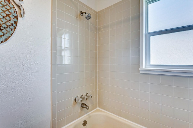 bathroom with tiled shower / bath