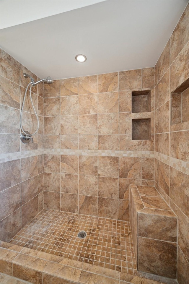 bathroom featuring a tile shower