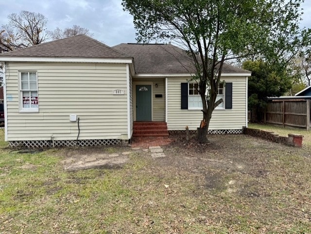 view of front of property featuring a front yard