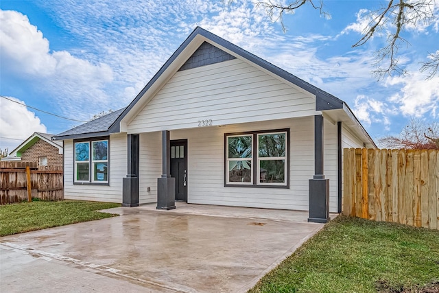 view of front of house with a front yard