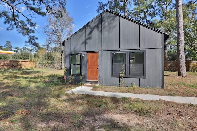 view of front facade featuring an outbuilding