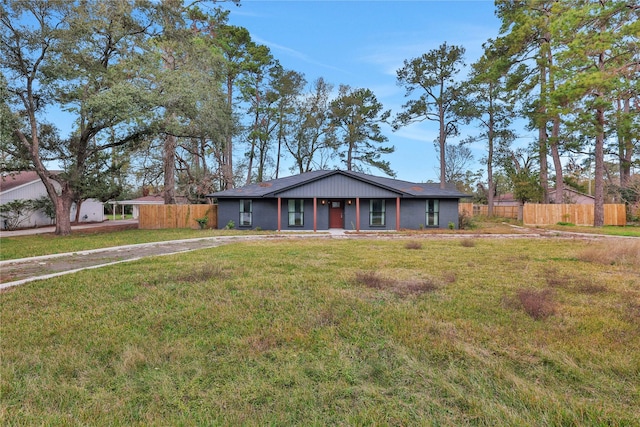 single story home featuring a front yard