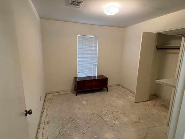 unfurnished bedroom featuring a closet