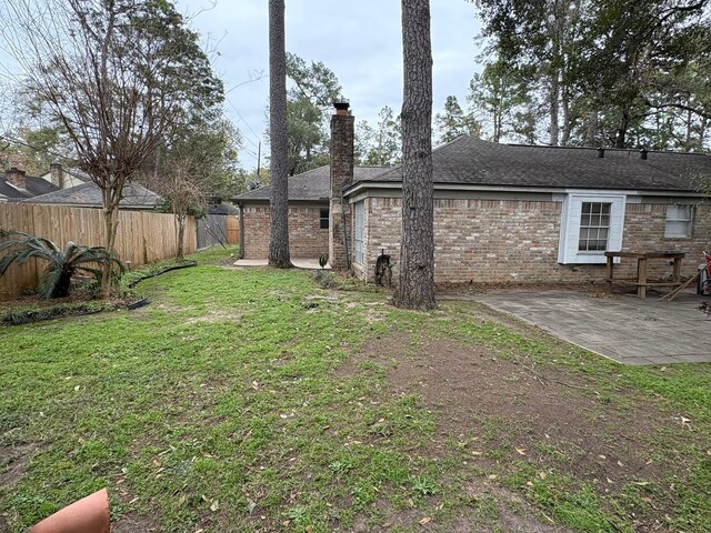 view of yard featuring a patio