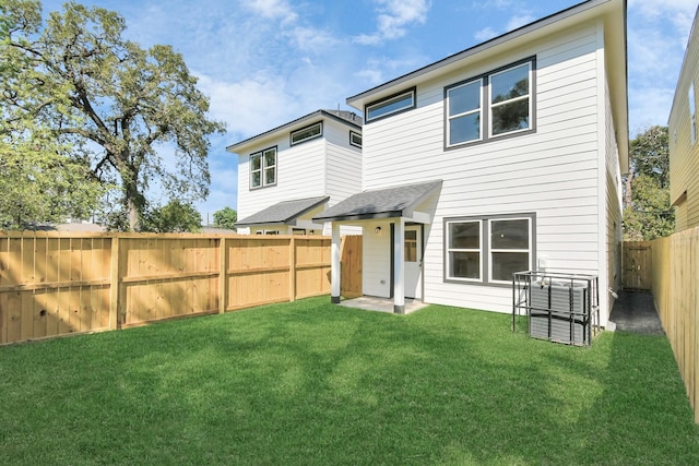 back of house featuring a yard