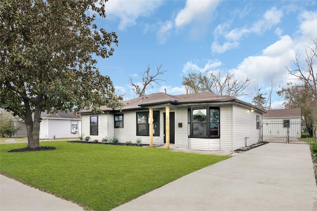 view of front of property with a front yard