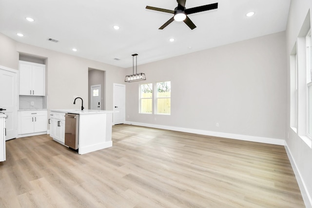 kitchen featuring light hardwood / wood-style floors, ceiling fan, a kitchen island with sink, stainless steel dishwasher, and white cabinets