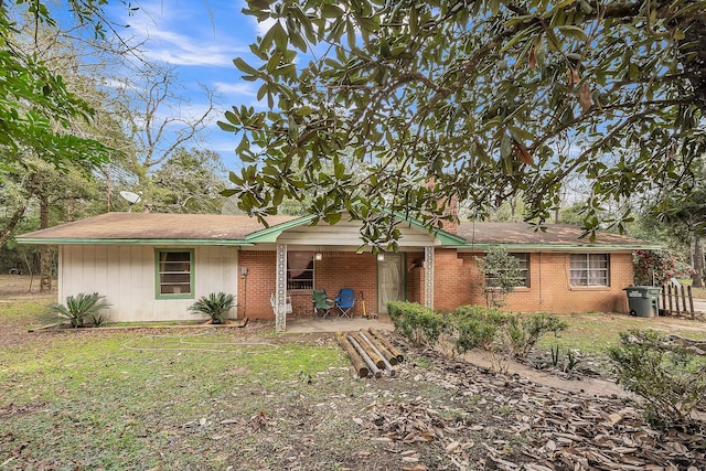 view of front of house with a front yard