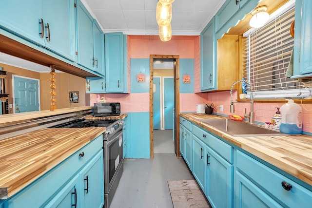 kitchen with blue cabinets, decorative light fixtures, sink, and stainless steel electric range