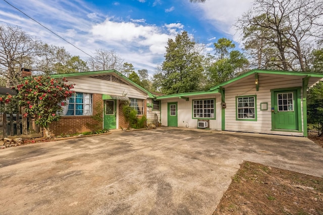 single story home featuring a wall mounted AC