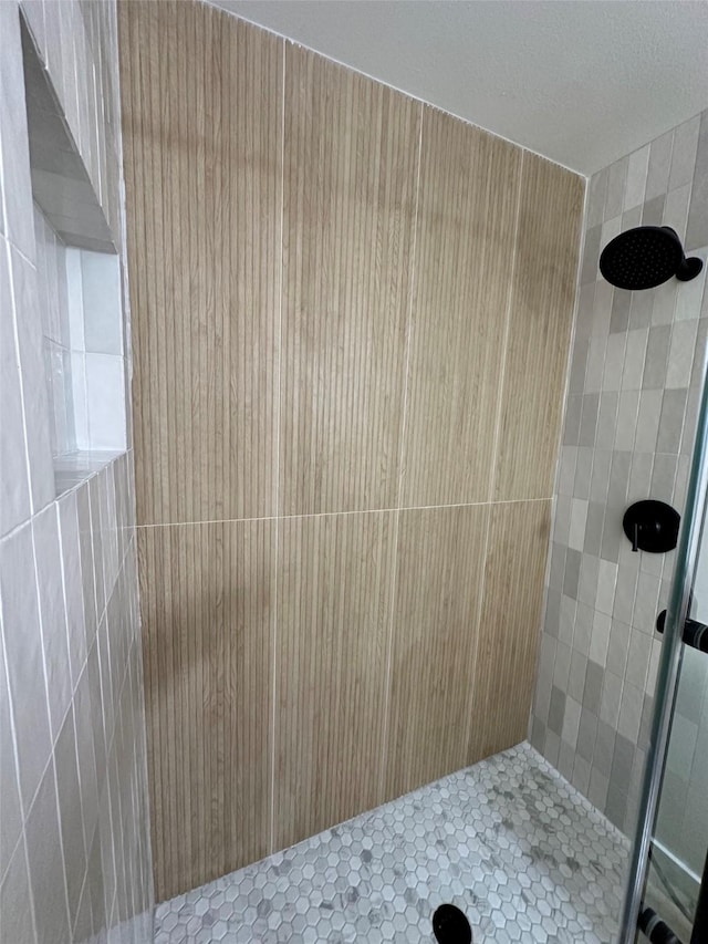 bathroom featuring tiled shower