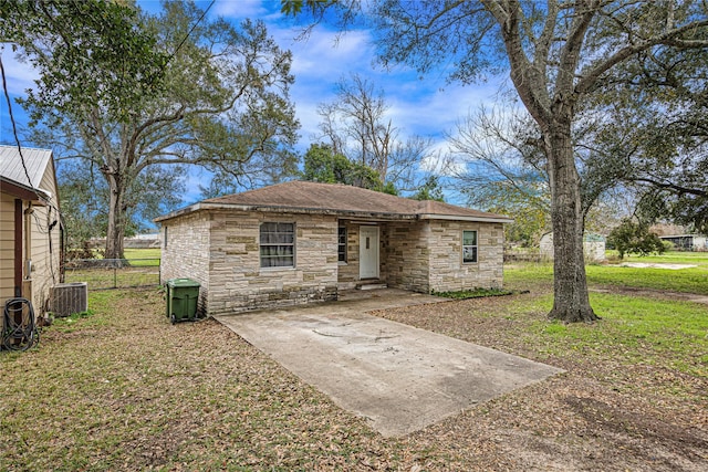 view of front facade featuring cooling unit and a front lawn